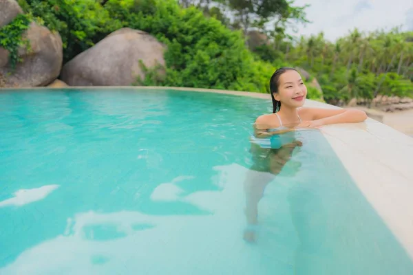 Portrétní mladá asijská žena relaxujte úsměv s radostí kolem plavání — Stock fotografie