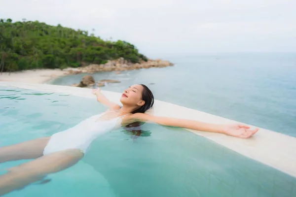 Porträt junge asiatische Frau entspannen Lächeln glücklich um Freibad — Stockfoto