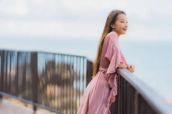 Портрет красивой молодой азиатской женщины, глядя на море пляж океана для — стоковое фото