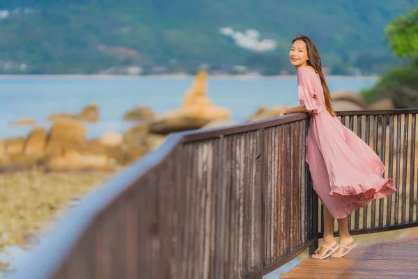 Portré gyönyörű fiatal ázsiai nő keres tengeri strand óceán — Stock Fotó