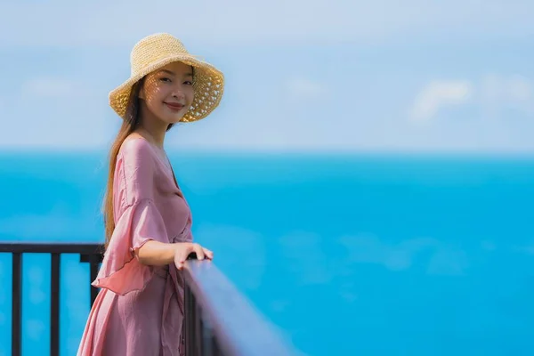 Πορτρέτο όμορφη νεαρή Ασιατική γυναίκα ψάχνει θάλασσα παραλία ωκεανός για — Φωτογραφία Αρχείου