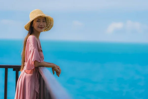 海のビーチの海を探している美しい若いアジアの女性の肖像画 — ストック写真