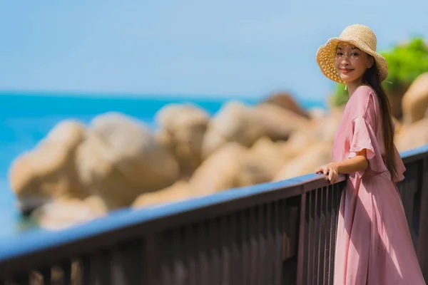 Retrato bonito jovem asiático mulher olhando mar praia oceano para — Fotografia de Stock