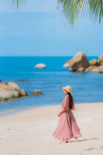 Портрет молодая азиатская женщина улыбается счастливо вокруг пляжа океан wi — стоковое фото