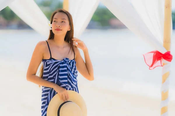 Portret jonge Aziatische vrouw glimlach gelukkig rond strand zee oceaan Wi — Stockfoto