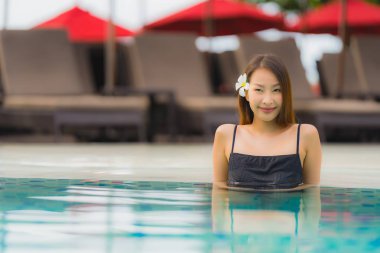 Portre genç asyalı kadın rahatla gülümseme açık yüzmek etrafında mutlu