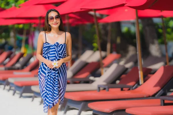 Portret jonge Aziatische vrouw glimlach gelukkig rond strand zee oceaan Wi — Stockfoto