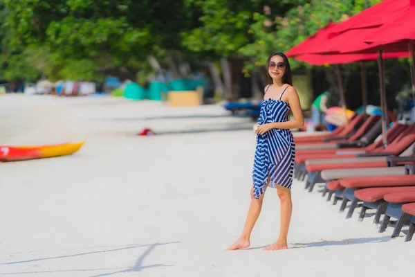 Portret jonge Aziatische vrouw glimlach gelukkig rond strand zee oceaan Wi — Stockfoto