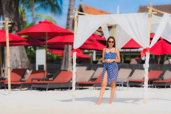 Portret jonge Aziatische vrouw glimlach gelukkig rond strand zee oceaan Wi — Stockfoto