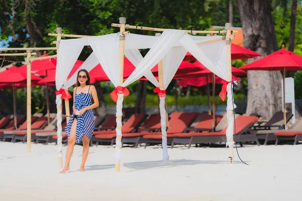 Portret jonge Aziatische vrouw glimlach gelukkig rond strand zee oceaan Wi — Stockfoto