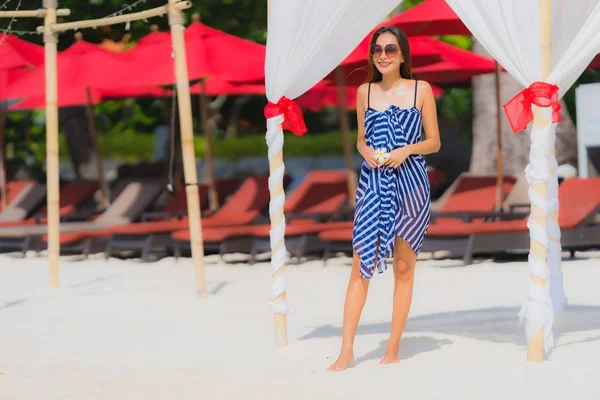 Portret jonge Aziatische vrouw glimlach gelukkig rond strand zee oceaan Wi — Stockfoto