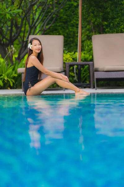 Portret jonge Aziatische vrouw ontspannen glimlach gelukkig rond buiten zwemmen — Stockfoto