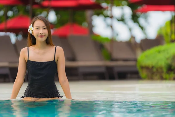 Retrato joven asiático mujer relax sonrisa feliz alrededor al aire libre nadar — Foto de Stock