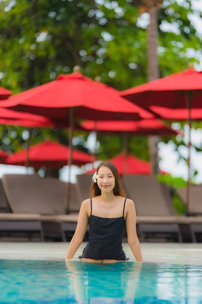 Retrato jovem mulher asiática relaxar sorriso feliz em torno de natação ao ar livre — Fotografia de Stock