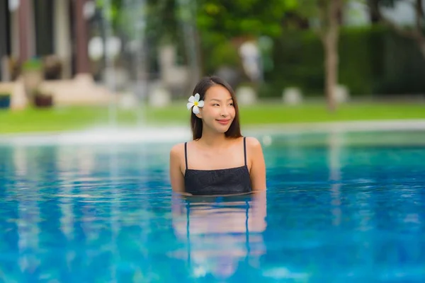 Porträtt ung asiatisk kvinna slappna av leende lycklig runt utomhus simma — Stockfoto