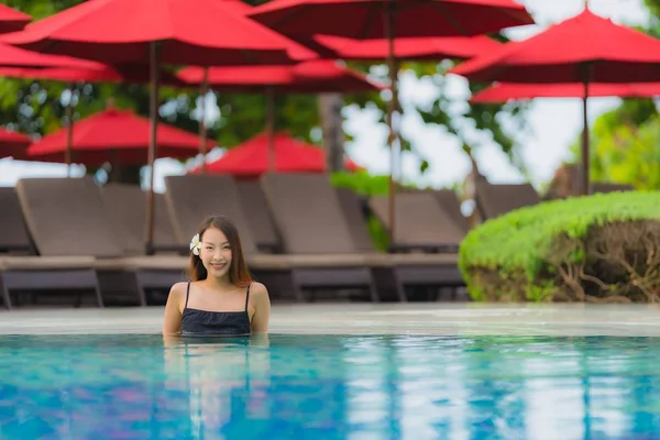 肖像画若いアジアの女性は、屋外の水泳の周りに幸せな笑顔をリラックス — ストック写真