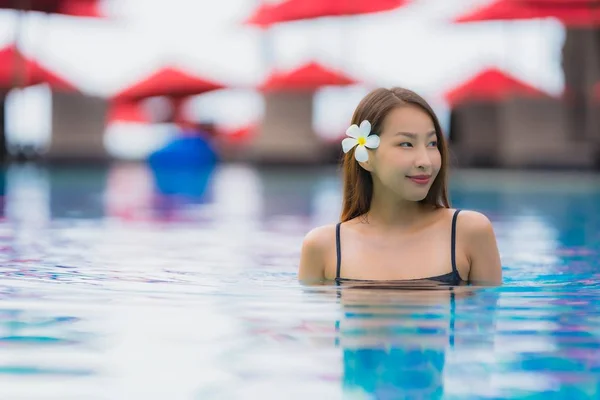 Porträt junge asiatische Frau entspannen Lächeln glücklich um Freibad — Stockfoto