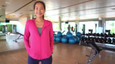Güzel bir Asyalı kadının spor salonundaki görüntüleri.