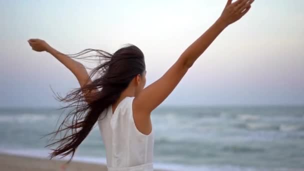 Záběry Krásné Asijské Ženy Relaxační Pobřeží Během Letní Dovolené — Stock video