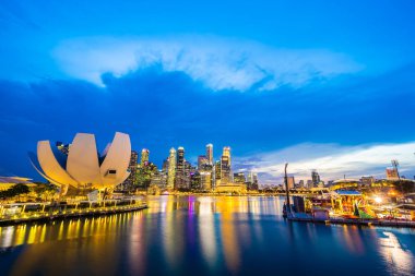 Gökdelen marina defne içinde etrafında bina güzel mimari 