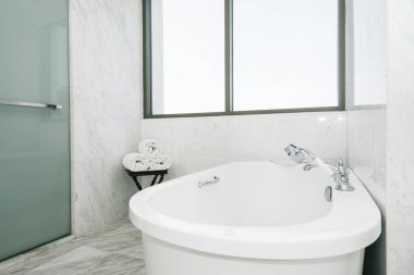Güzel lüks beyaz küvet banyo iç dekorasyonda