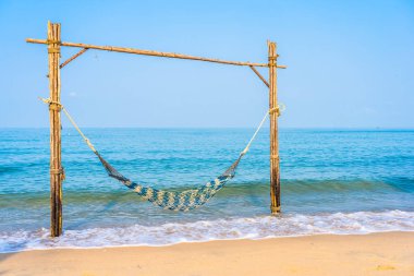 Boş hamak salıncakta güzel plaj ve deniz