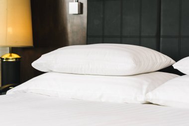 Güzel lüks rahat beyaz yastık ve battaniye yatakta zekâ