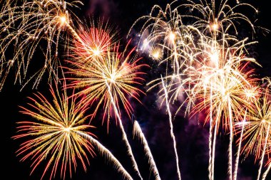 Kutlama için gökyüzünde güzel bir havai fişek gösterisi