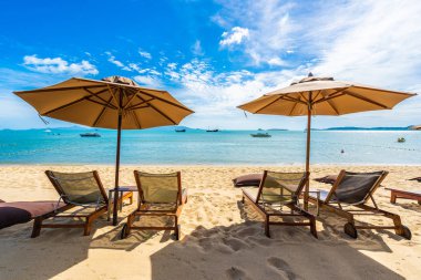 Hindistan cevizi palmiye ağacı ile güzel tropikal plaj deniz ve okyanus bir