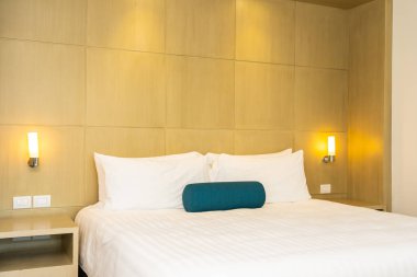 Yatak dekorasyon iç güzel beyaz yastık ve battaniye