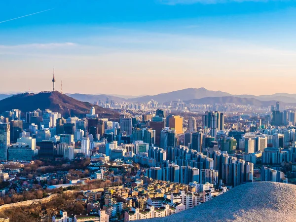 Hermoso edificio de arquitectura paisaje urbano en la ciudad de Seúl — Foto de Stock