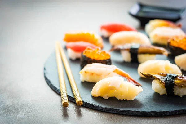 Nigiri sushi conjunto con salmón atún camarones langostino cáscara de anguila y oth —  Fotos de Stock