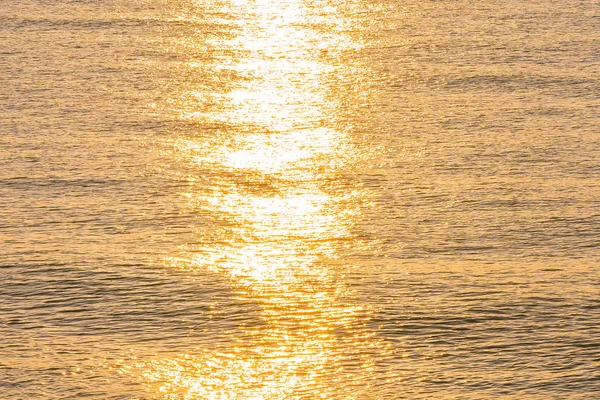 Prachtig zeegezicht van zonlicht op de zee en Oceaan water — Stockfoto