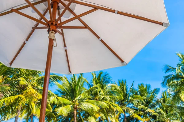 Mooi landschap van zee oceaan op sky met parasol en stoel — Stockfoto