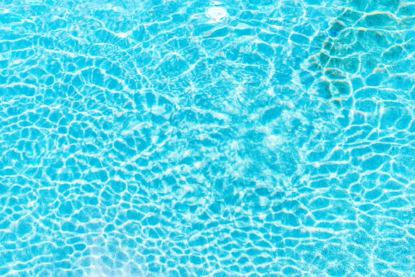 Superficie astratta dell'acqua della piscina e sfondo con riflesso della luce solare — Foto Stock