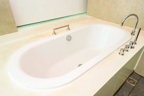 Belo luxo e limpa banheira branca decoração interior — Fotografia de Stock