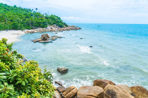 Mar de praia tropical ao ar livre bonito em torno da ilha de samui com co — Fotografia de Stock