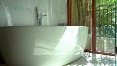 Modern apartman içindeki lüks banyo görüntüleri.