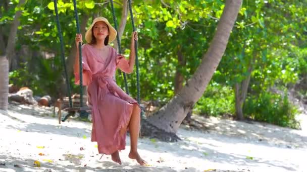 Съемка Красивой Азиатской Женщины Отдыхающей Берегу Моря Время Летних Каникул — стоковое видео