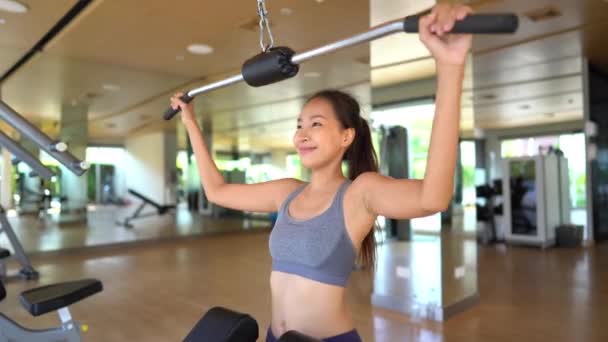 Metraje Hermosa Mujer Asiática Haciendo Ejercicio Gimnasio — Vídeo de stock