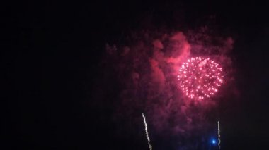 Gece gökyüzünde patlayan havai fişeklerin yakın çekim görüntüleri.