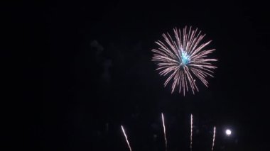 Gece gökyüzünde patlayan havai fişeklerin yakın çekim görüntüleri.