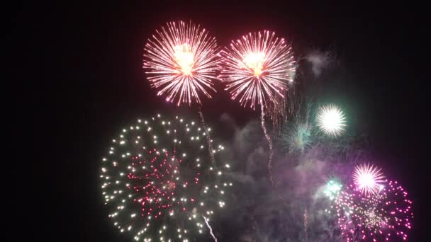 Imágenes Cerca Fuegos Artificiales Que Explotan Cielo Nocturno — Vídeos de Stock