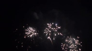 Gece gökyüzünde patlayan havai fişeklerin yakın çekim görüntüleri.