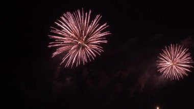 Gece gökyüzünde patlayan havai fişeklerin yakın çekim görüntüleri.