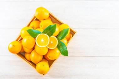 Taze portakal meyve masada