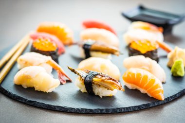 Somon balığı karides karides yılan balığı kabuk ve oth nigiri suşi ayarla