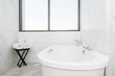 Güzel lüks beyaz küvet banyo iç dekorasyonda