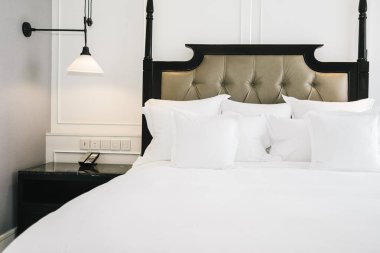 B yatak dekorasyonu üzerinde güzel lüks rahat beyaz yastık