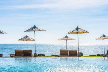 Deniz okyanus üzerinde sky şemsiye ve sandalye ile güzel manzara 